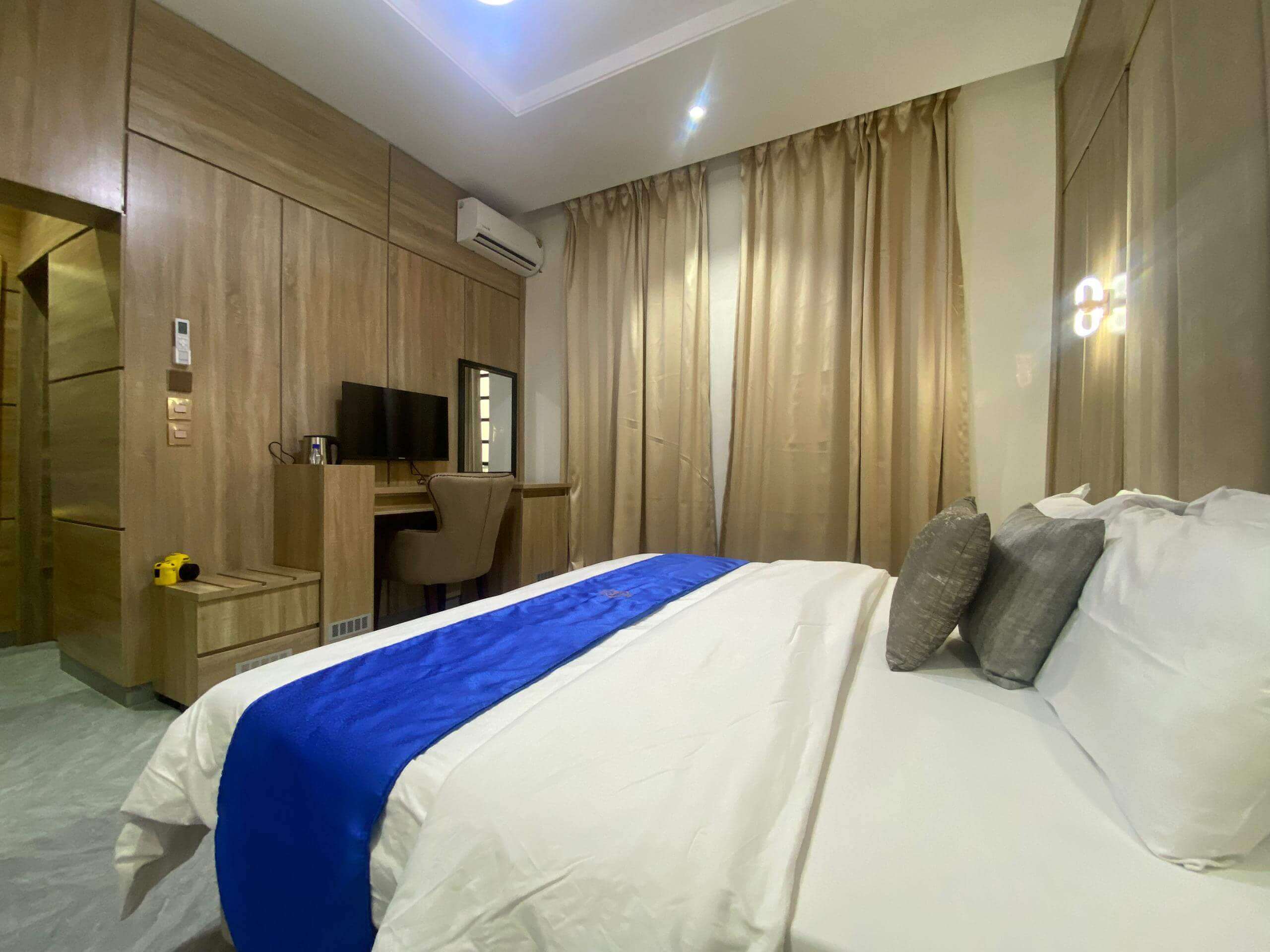 Deluxe room 4